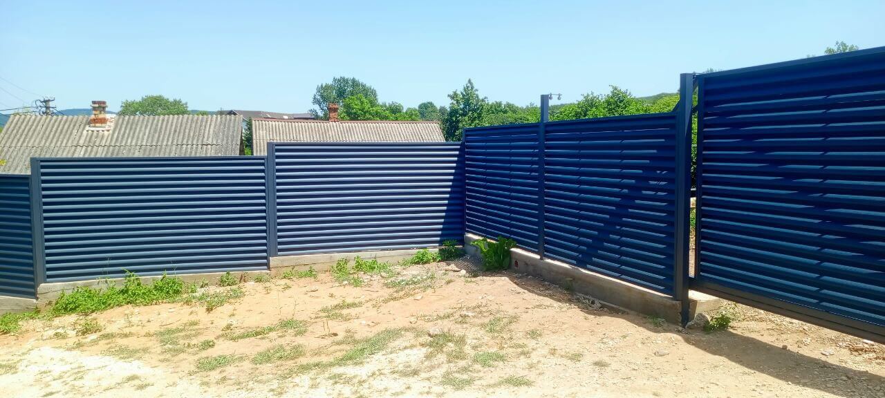 Забор-жалюзи из ламелей Еврожалюзи 53м RAL7024 Серый Графит МАТТЕ фото 4 в Сочи