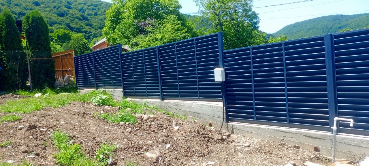 Забор-жалюзи из ламелей Еврожалюзи 53м RAL7024 Серый Графит МАТТЕ фото 3 в Сочи