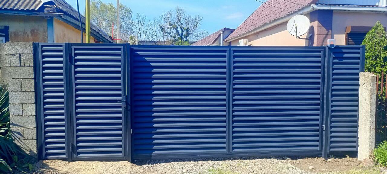 Забор-жалюзи из ламелей Еврожалюзи 53м RAL7024 Серый Графит МАТТЕ фото 1 в Сочи