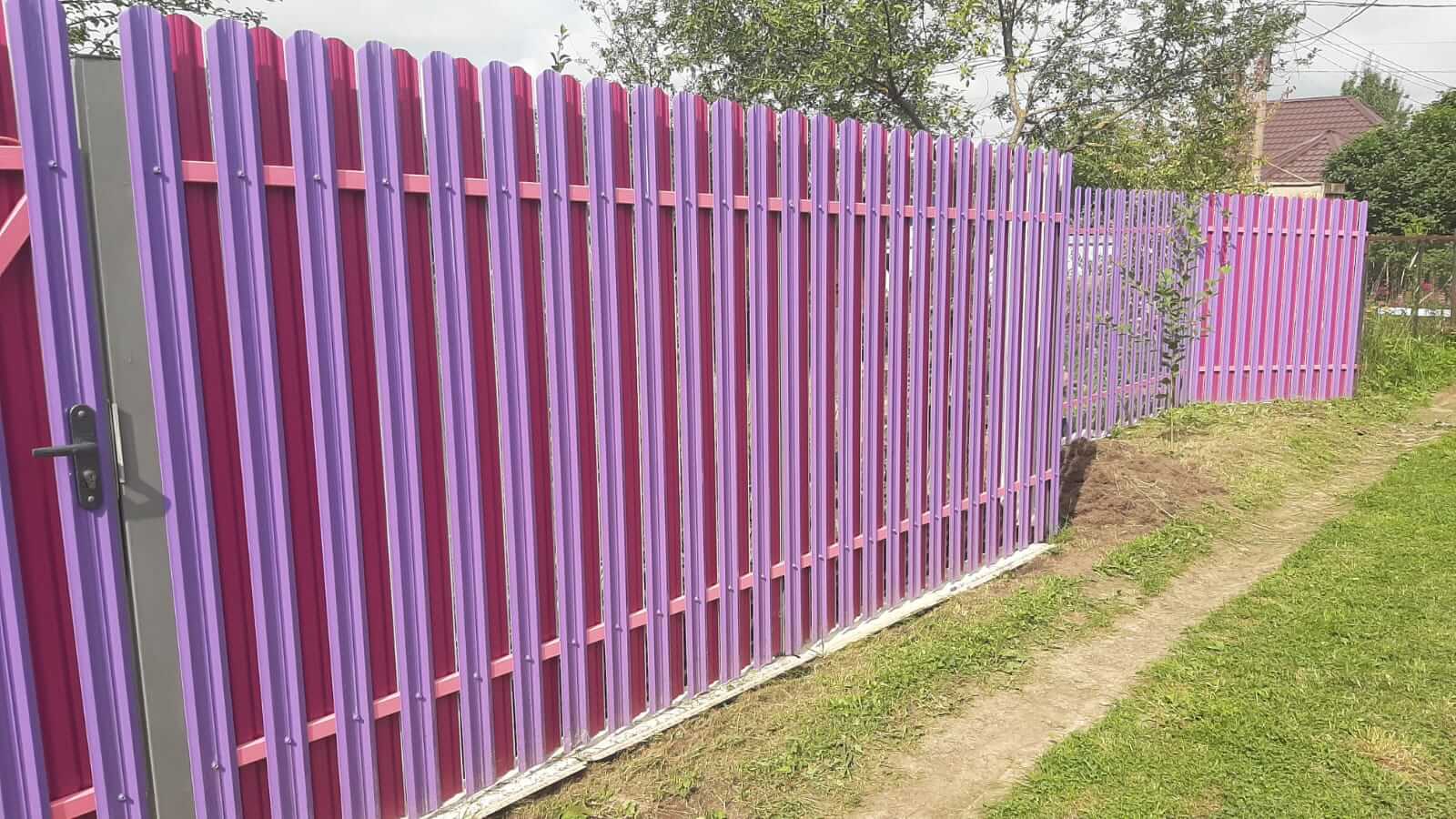 Двухцветный забор из евроштакетника 44м RAL4005 Сиреневый, RAL4006 Пурпурный фото 4 в Сочи