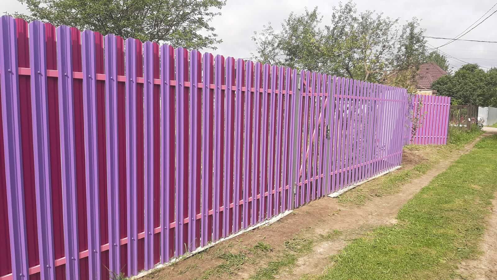Двухцветный забор из евроштакетника 44м RAL4005 Сиреневый, RAL4006 Пурпурный фото 3 в Сочи