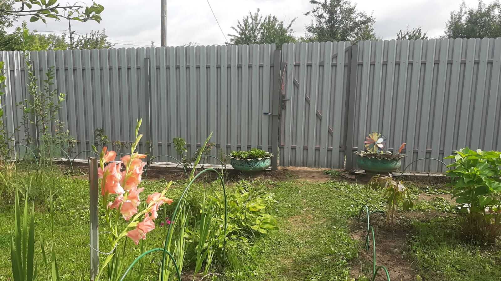 Двухцветный забор из евроштакетника 44м RAL4005 Сиреневый, RAL4006 Пурпурный фото 1 в Сочи