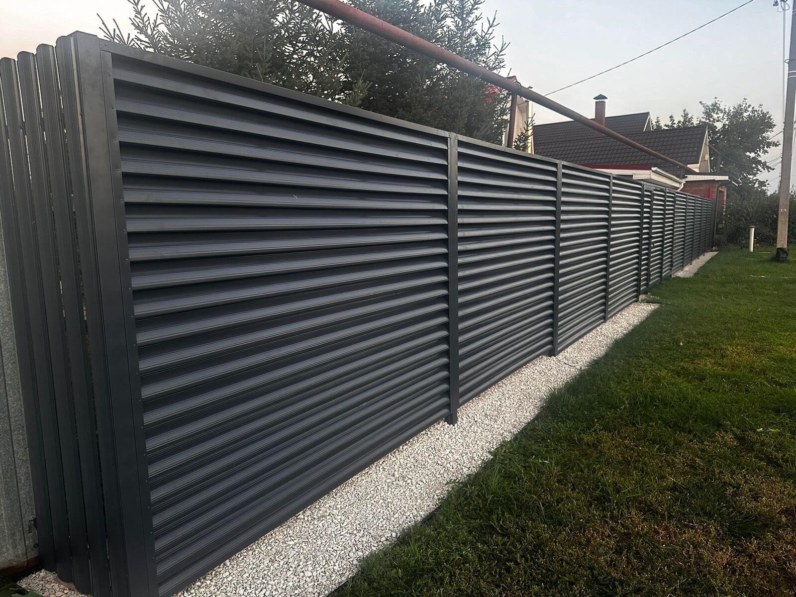 Забор из ламелей Еврожалюзи 26м RAL7024/7024 Серый Графит двусторонний фото 4 в Сочи