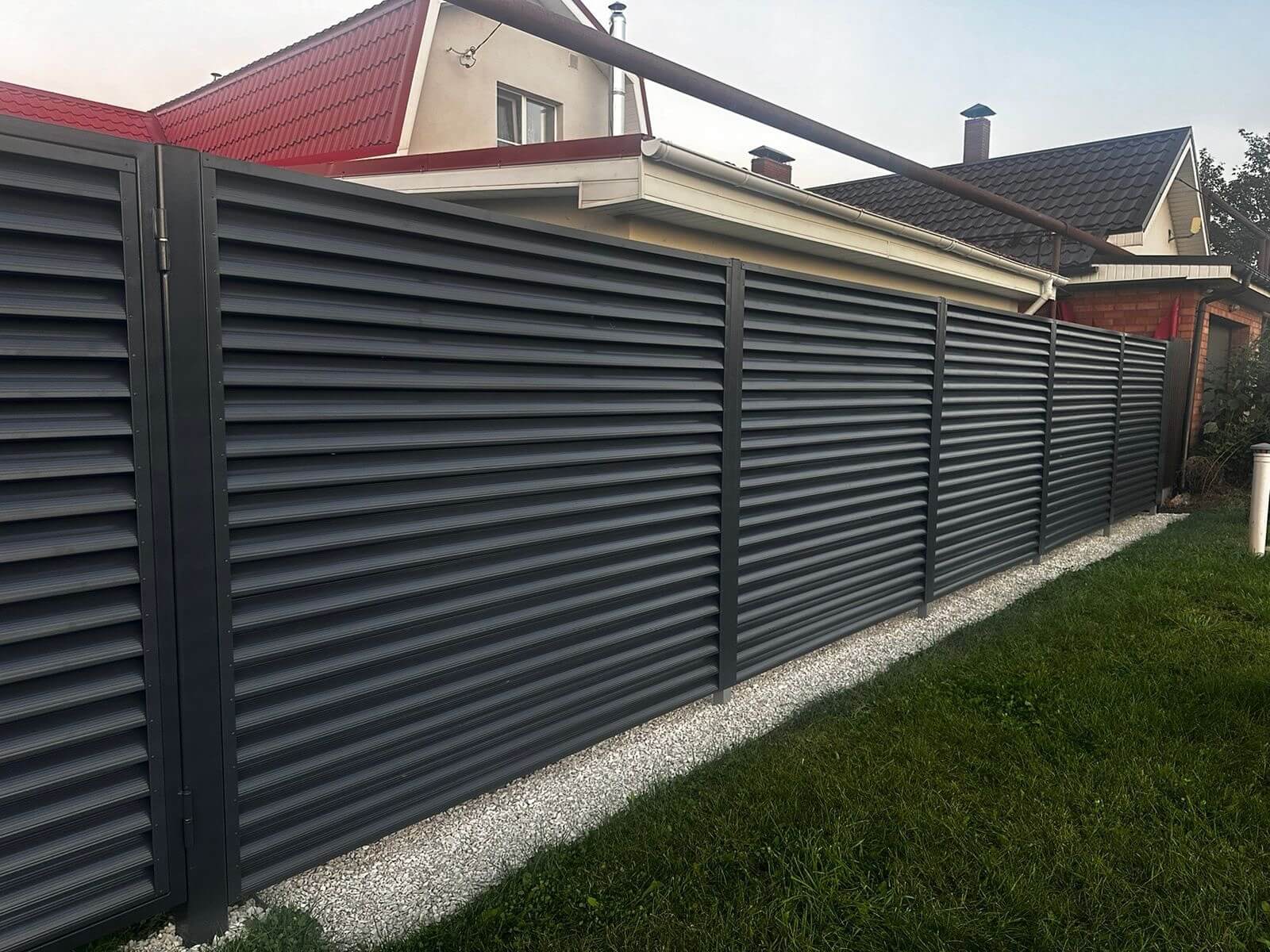 Забор из ламелей Еврожалюзи 26м RAL7024/7024 Серый Графит двусторонний фото 3 в Сочи