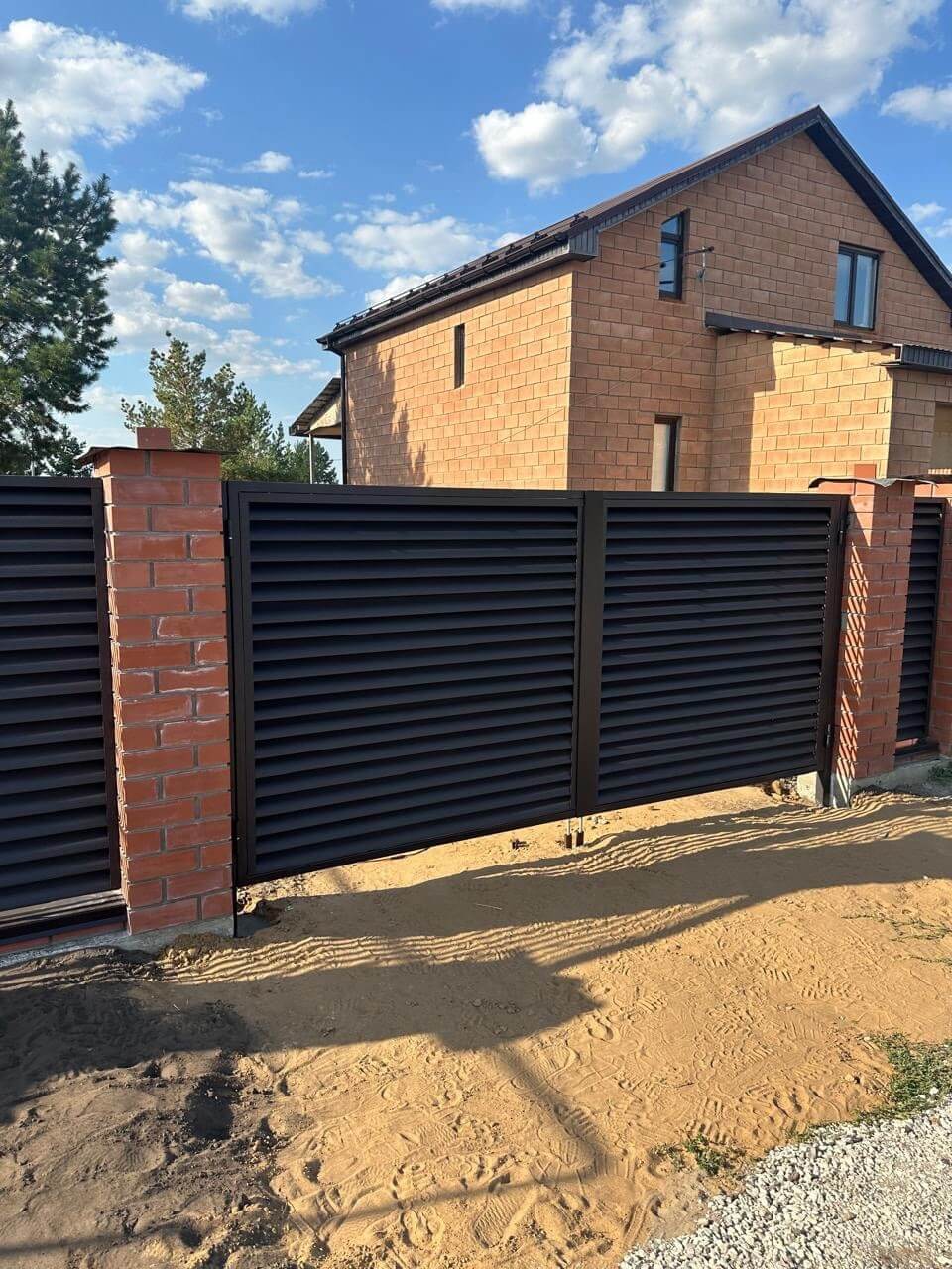 Забор-жалюзи из ламелей Еврожалюзи 38м RAL8019 Темный Шоколад МАТТЕ фото 4 в Сочи