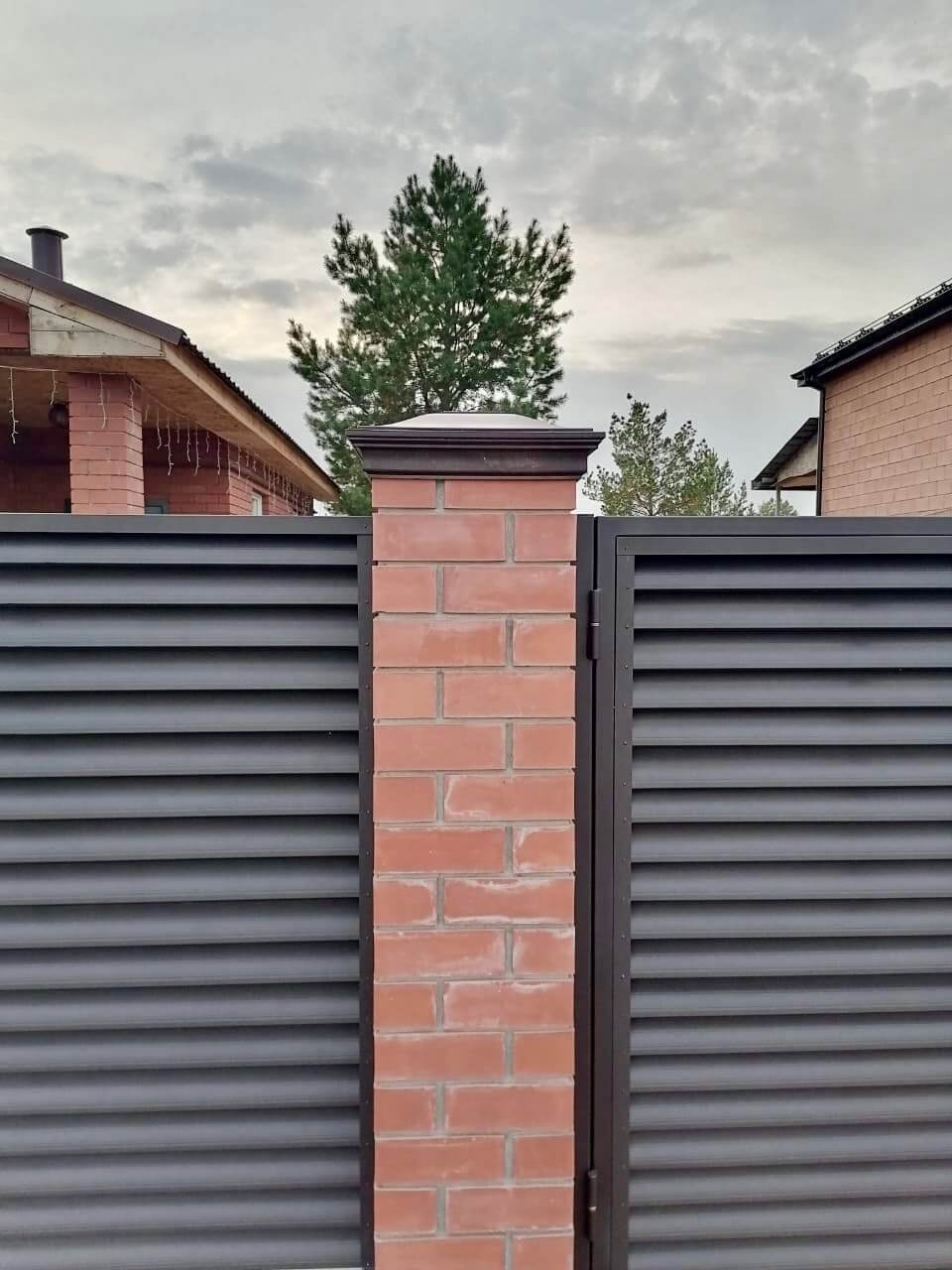 Забор-жалюзи из ламелей Еврожалюзи 38м RAL8019 Темный Шоколад МАТТЕ фото 2 в Сочи
