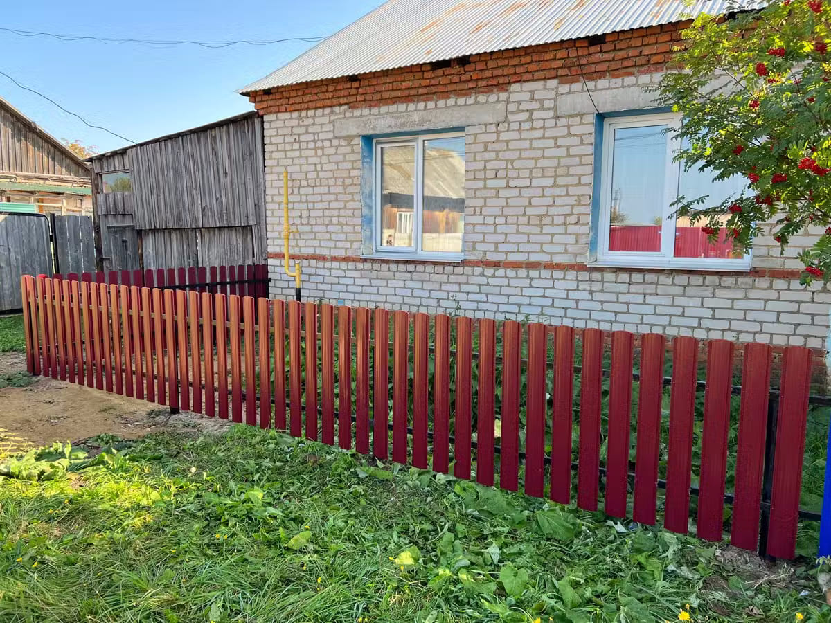 Забор из евроштакетника 9м RAL3005/3005 Красное Вино двусторонний в Сочи