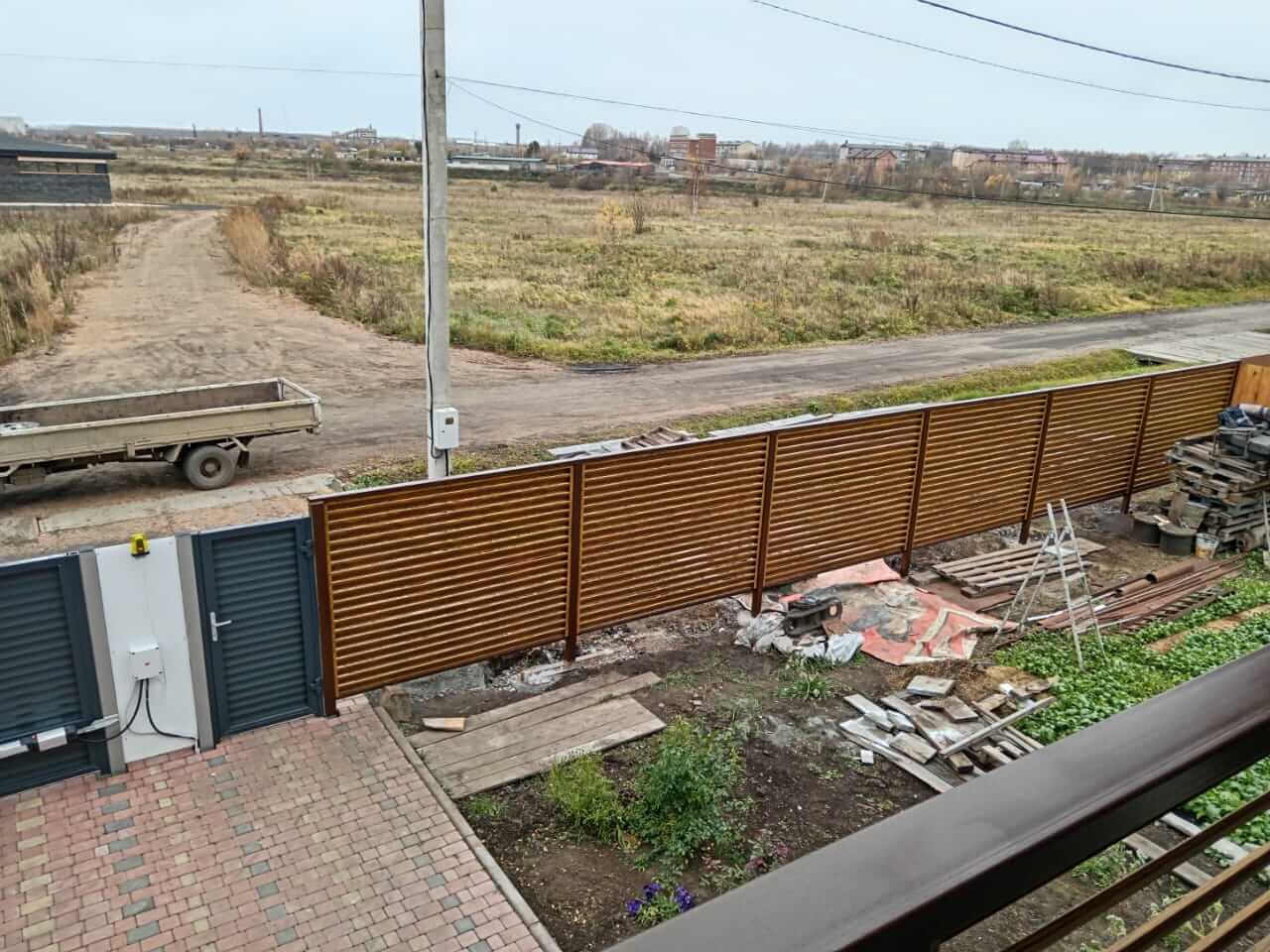 Забор-жалюзи 12м + балконное ограждение из ламелей Еврожалюзи Орех Миланский 3D Принтек фото 2 в Сочи