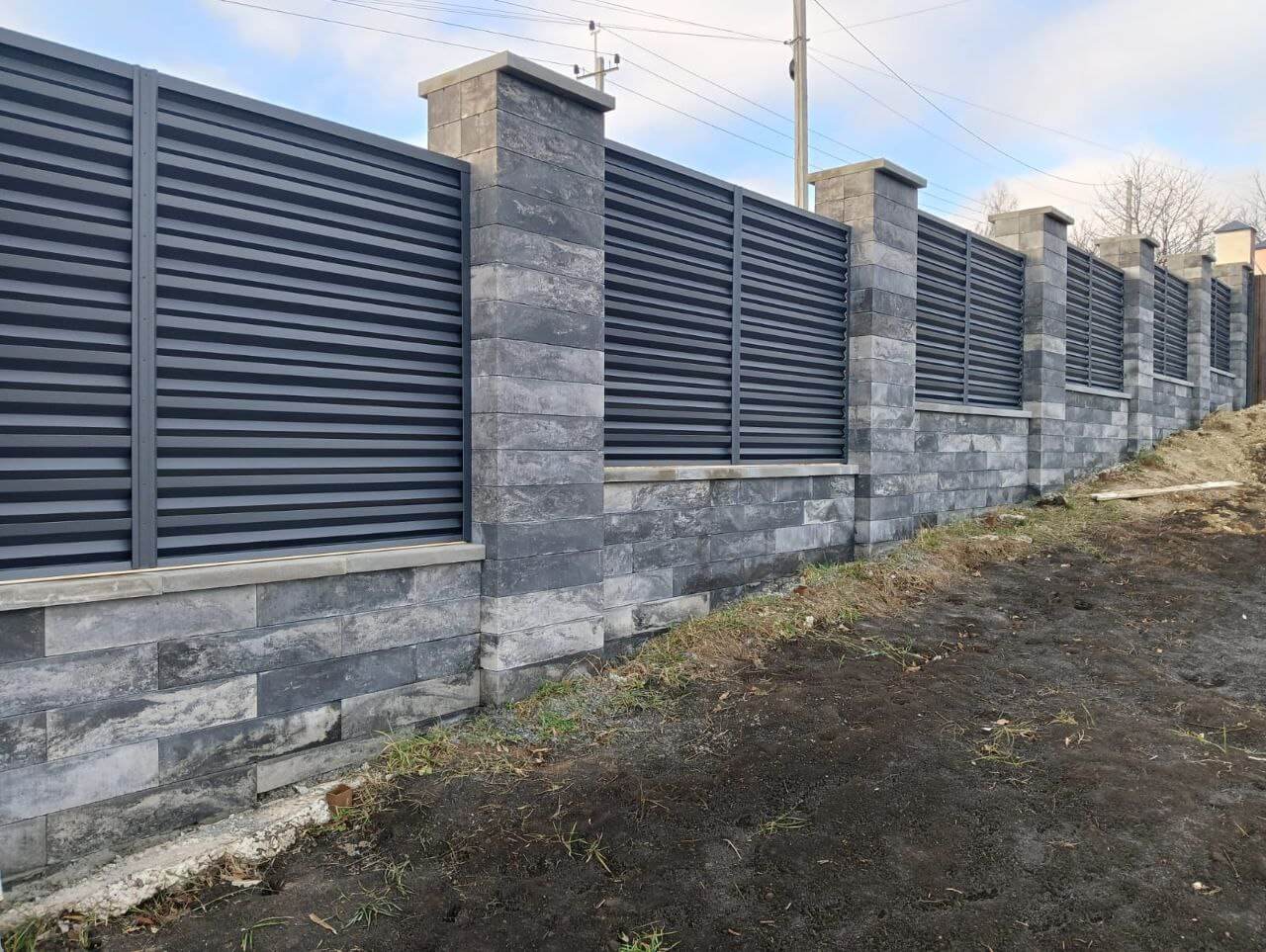 Забор-жалюзи из ламелей Елочка 72м RAL7024/7024 Серый Графит двусторонний МАТТЕ фото 4 в Сочи