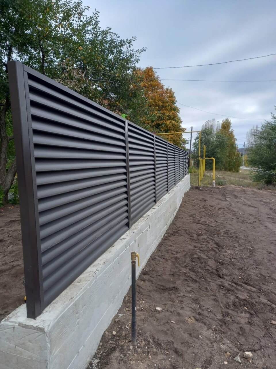 Забор из ламелей еврожалюзи 34м RAL8019/8019 Темный Шоколад двусторонний МАТТЕ фото 3 в Сочи
