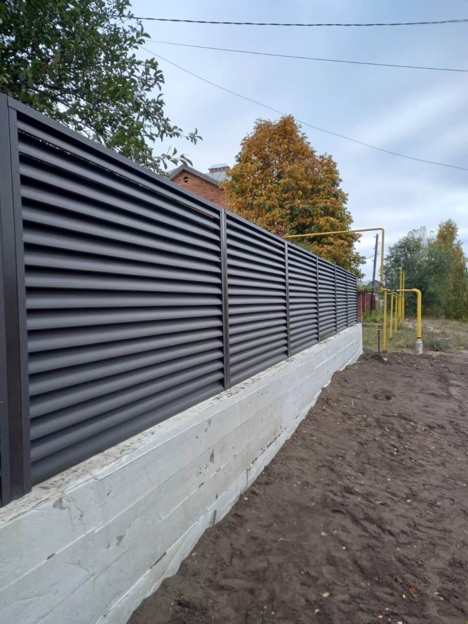 Забор из ламелей еврожалюзи 34м RAL8019/8019 Темный Шоколад двусторонний МАТТЕ в Сочи