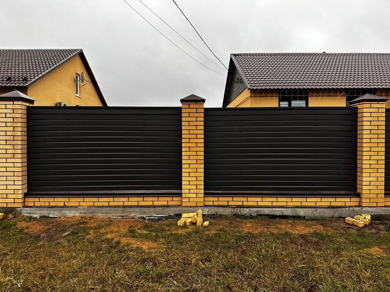 Забор из ламелей Хай-Тек 32м RAL8019/8019 Темный Шоколад двусторонний МАТТЕ фото 1 в Сочи