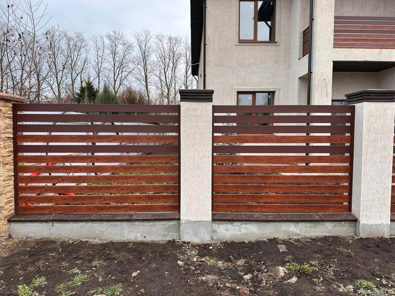 Забор-ранчо из металлопланкена 10м RAL8017 Шоколад МАТТЕ + Темное Дерево (Printech) фото 4 в Сочи