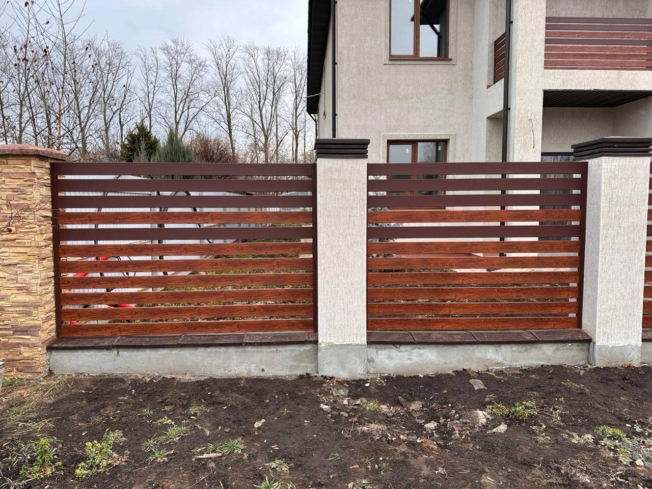 Забор-ранчо из металлопланкена 10м RAL8017 Шоколад МАТТЕ + Темное Дерево (Printech) фото 2 в Сочи