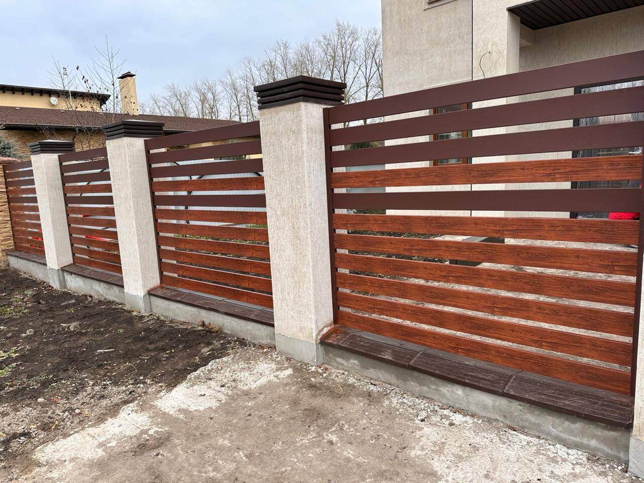 Забор-ранчо из металлопланкена 10м RAL8017 Шоколад МАТТЕ + Темное Дерево (Printech) в Сочи