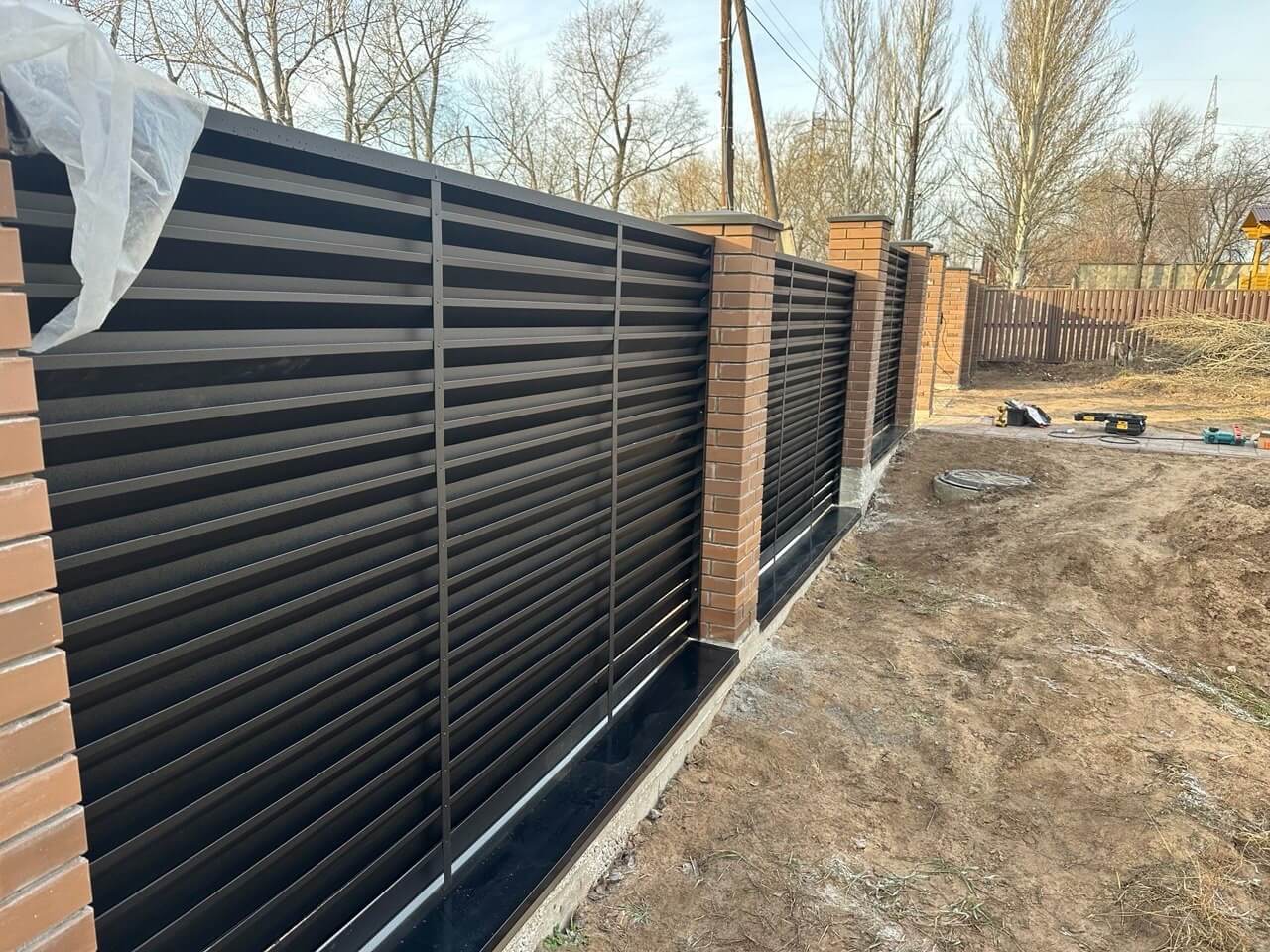 Забор-жалюзи из ламелей Хай-Тек 16м RAL9005/9005 Черный двусторонний МАТТЕ фото 1 в Сочи