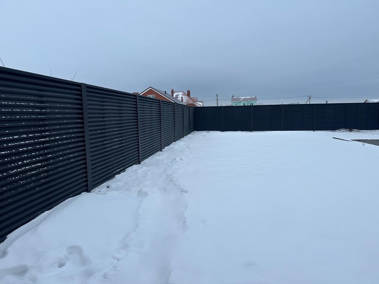 Забор-жалюзи из ламелей ЭКО-Z 130м RAL9005 Черный МАТТЕ фото 3 в Сочи