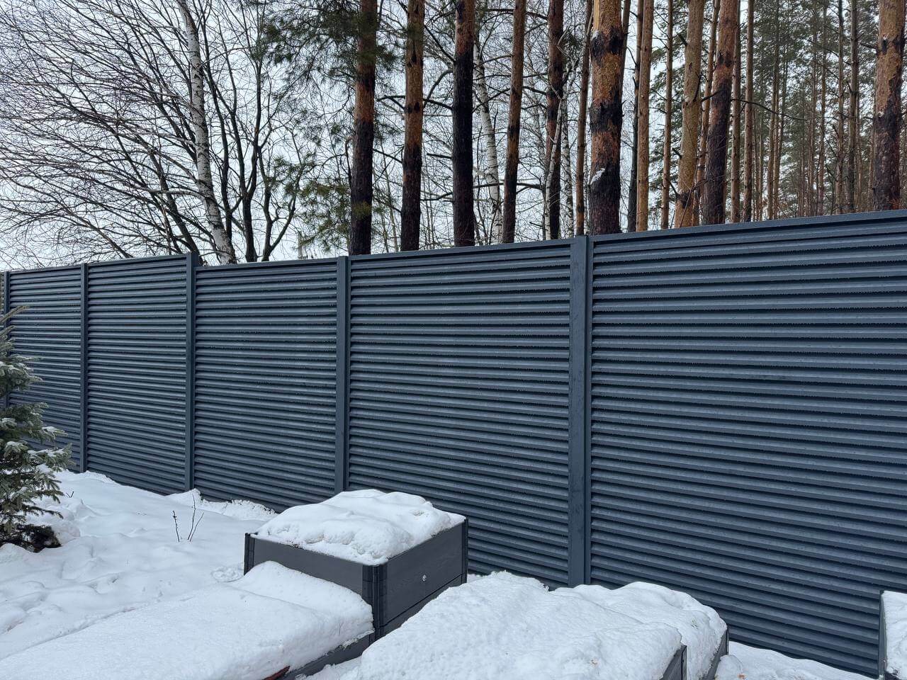 Забор-жалюзи из ламелей ЭКО-Z-US 54м RAL7024/7024 Серый Графит двусторонний МАТТЕ фото 3 в Сочи