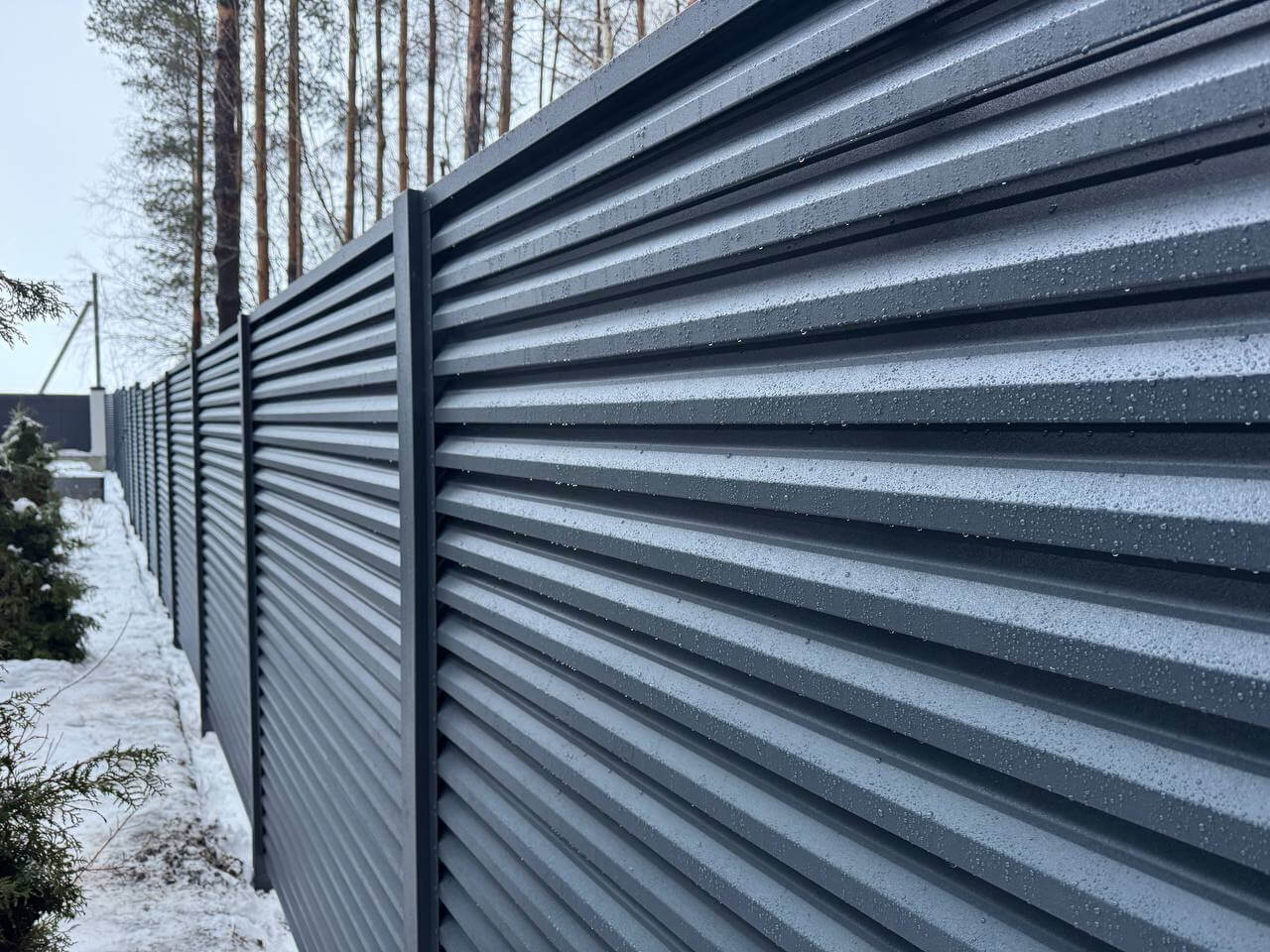 Забор-жалюзи из ламелей ЭКО-Z-US 54м RAL7024/7024 Серый Графит двусторонний МАТТЕ фото 2 в Сочи