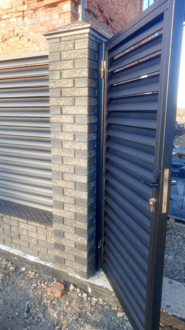 Забор-жалюзи из ламелей Еврожалюзи 24м RAL9005 Черный МАТТЕ фото 6 в Сочи
