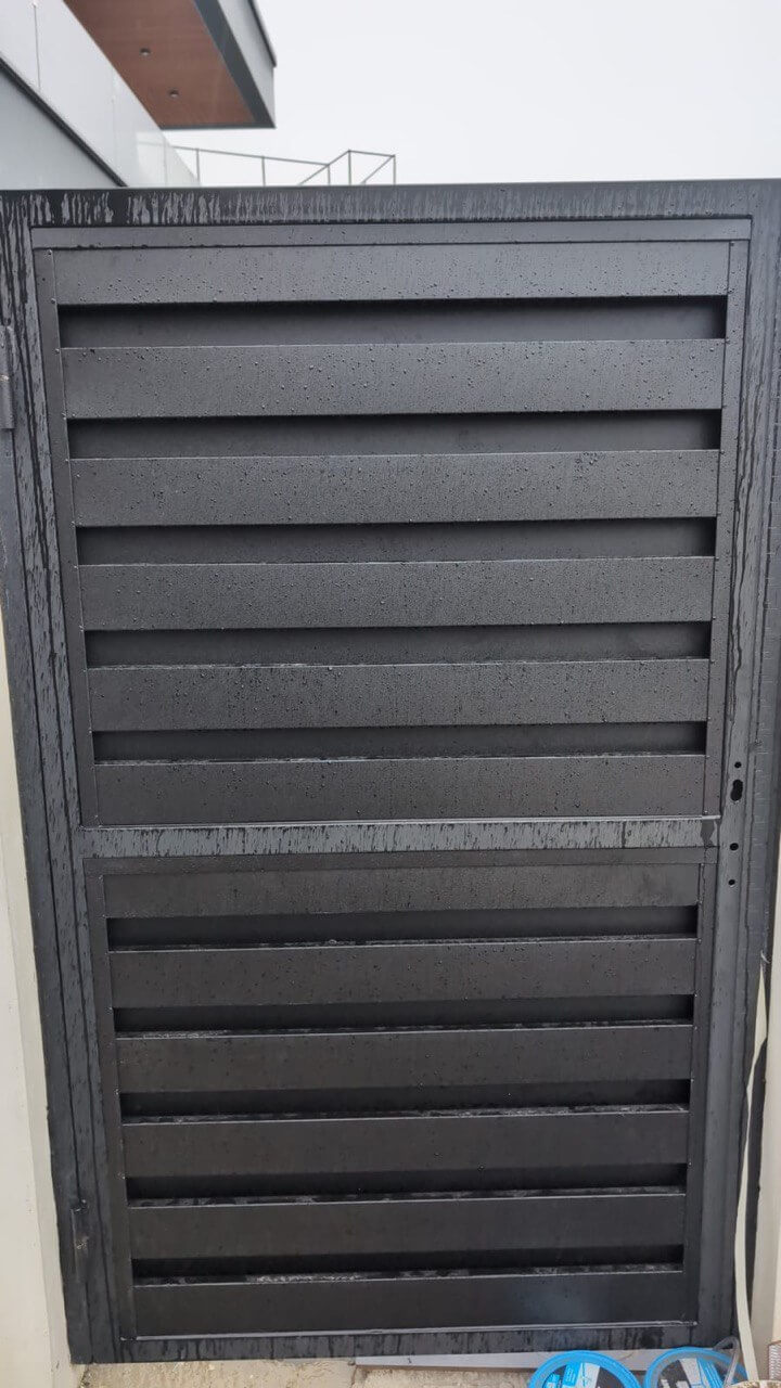Откатные ворота с калиткой из металлопланкена RAL9005/9005 Черный двусторонний МАТТЕ фото 3 в Сочи