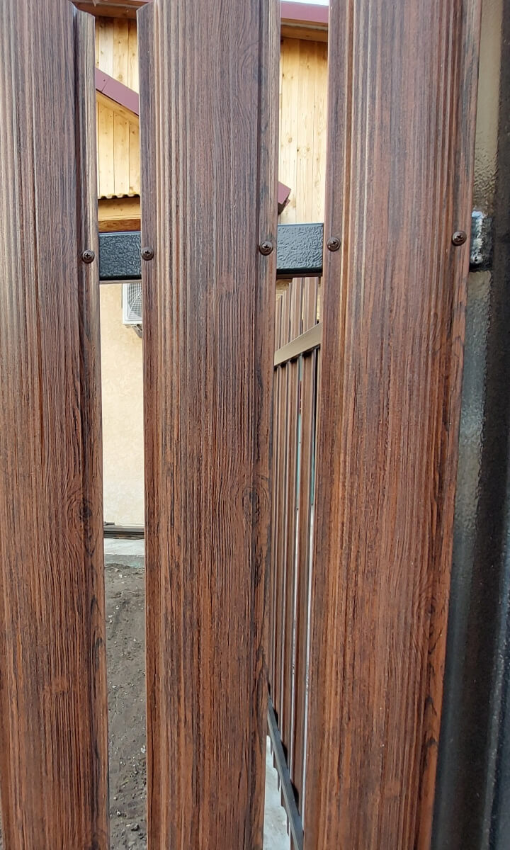 Забор из евроштакетника 13м Античный Дуб SteelArt двусторонний фото 1 в Сочи