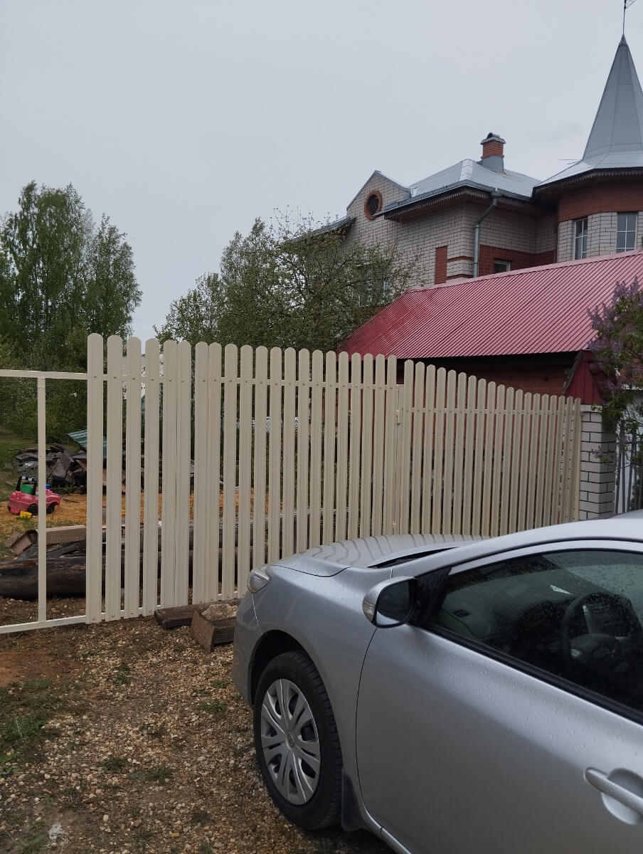 Забор из евроштакетника 9м RAL1015/1015 Слоновая Кость двусторонний фото 1 в Сочи