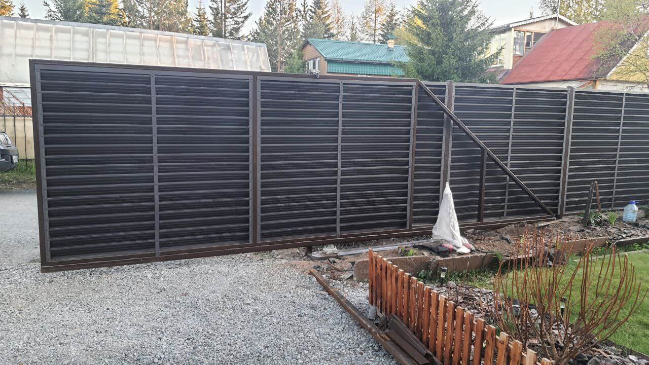 Забор-жалюзи из ламелей ЭКО-Z-US 12м RAL8019/8019 Темный Шоколад двусторонний МАТТЕ фото 3 в Сочи