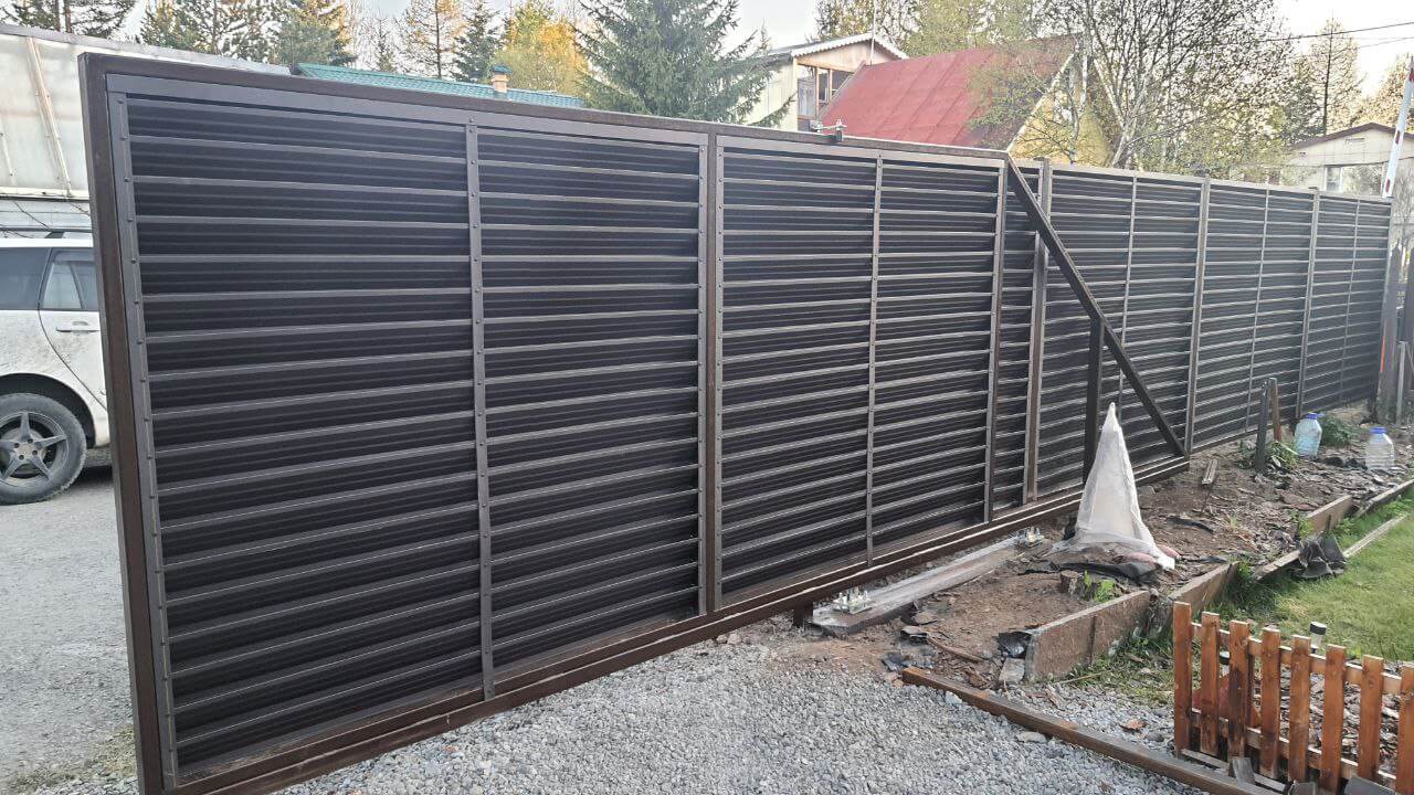 Забор-жалюзи из ламелей ЭКО-Z-US 12м RAL8019/8019 Темный Шоколад двусторонний МАТТЕ фото 1 в Сочи