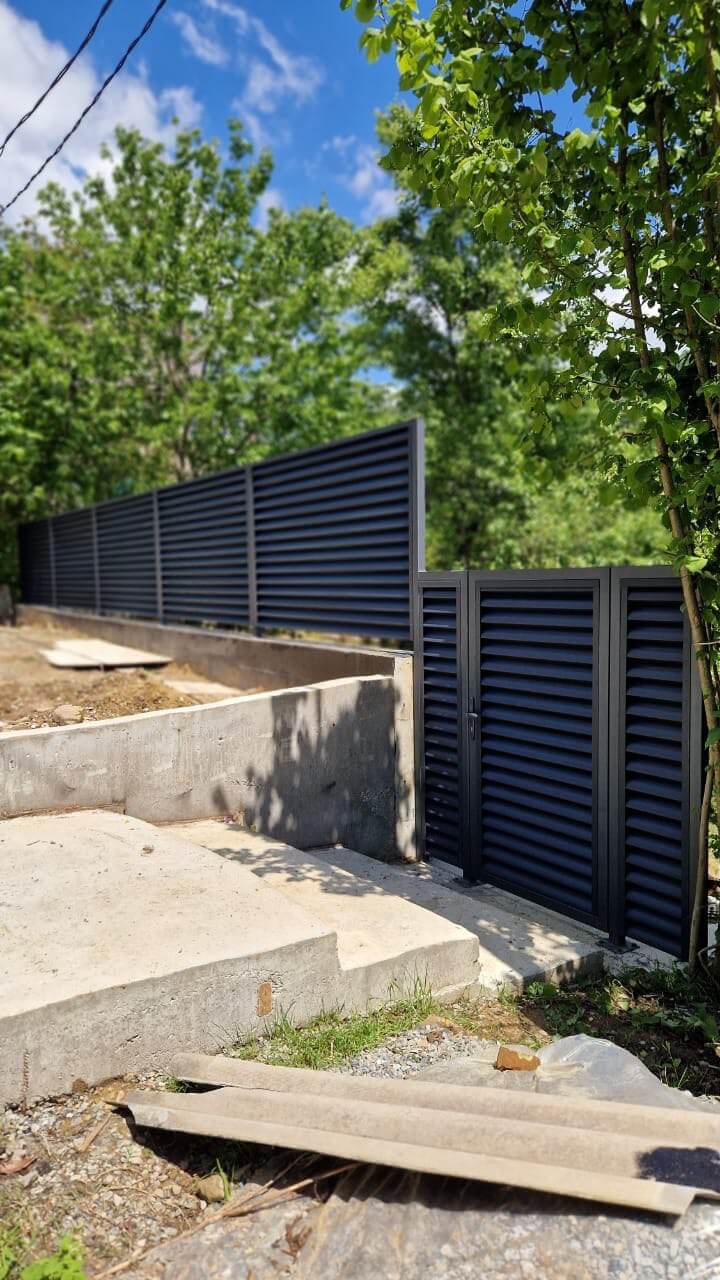 Забор-жалюзи из ламелей еврожалюзи 23м RAL7024/7024 Серый Графит двусторонний МАТТЕ фото 1 в Сочи