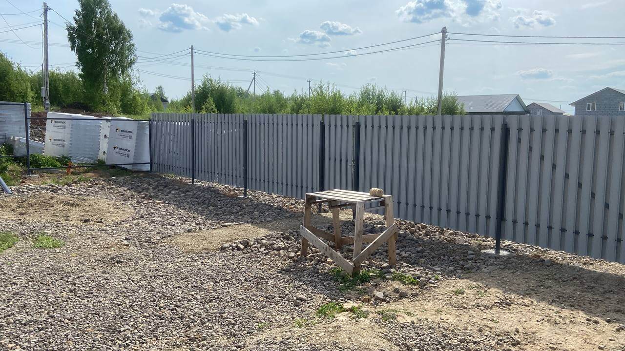 Забор из евроштакетника 16м RAL7024 Серый Графит фото 1 в Сочи