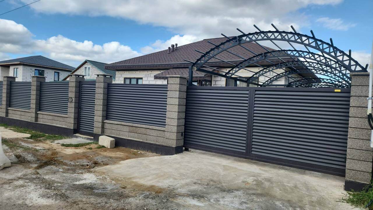 Забор-жалюзи из ламелей Реснички 27м RAL8019/8019 Темный Шоколад двусторонний МАТТЕ фото 2 в Сочи