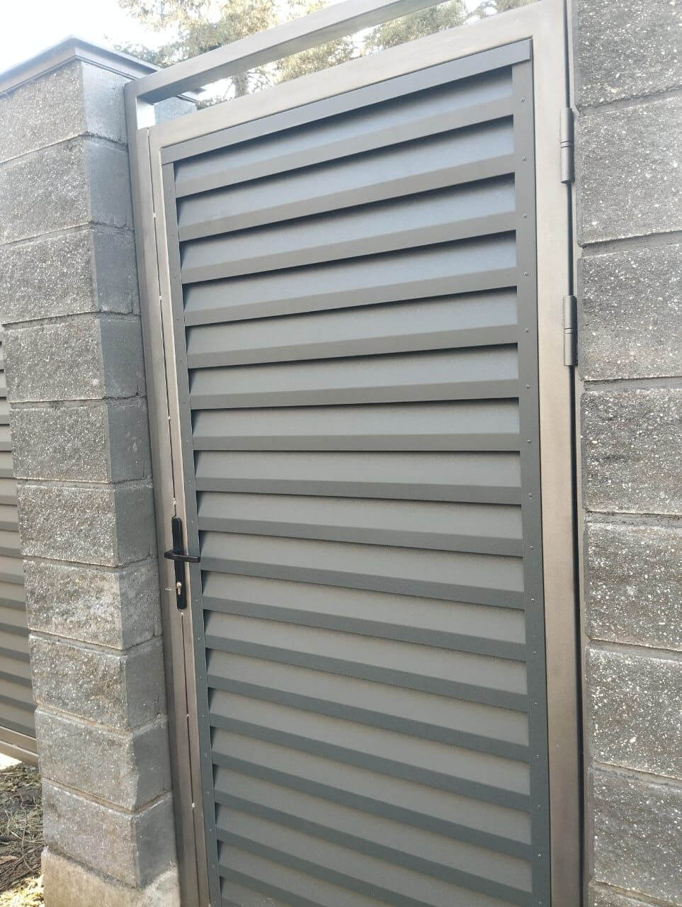 Откатные ворота с калиткой из ламелей Реснички RAL7024/7024 Серый Графит двусторонний МАТТЕ фото 2 в Сочи