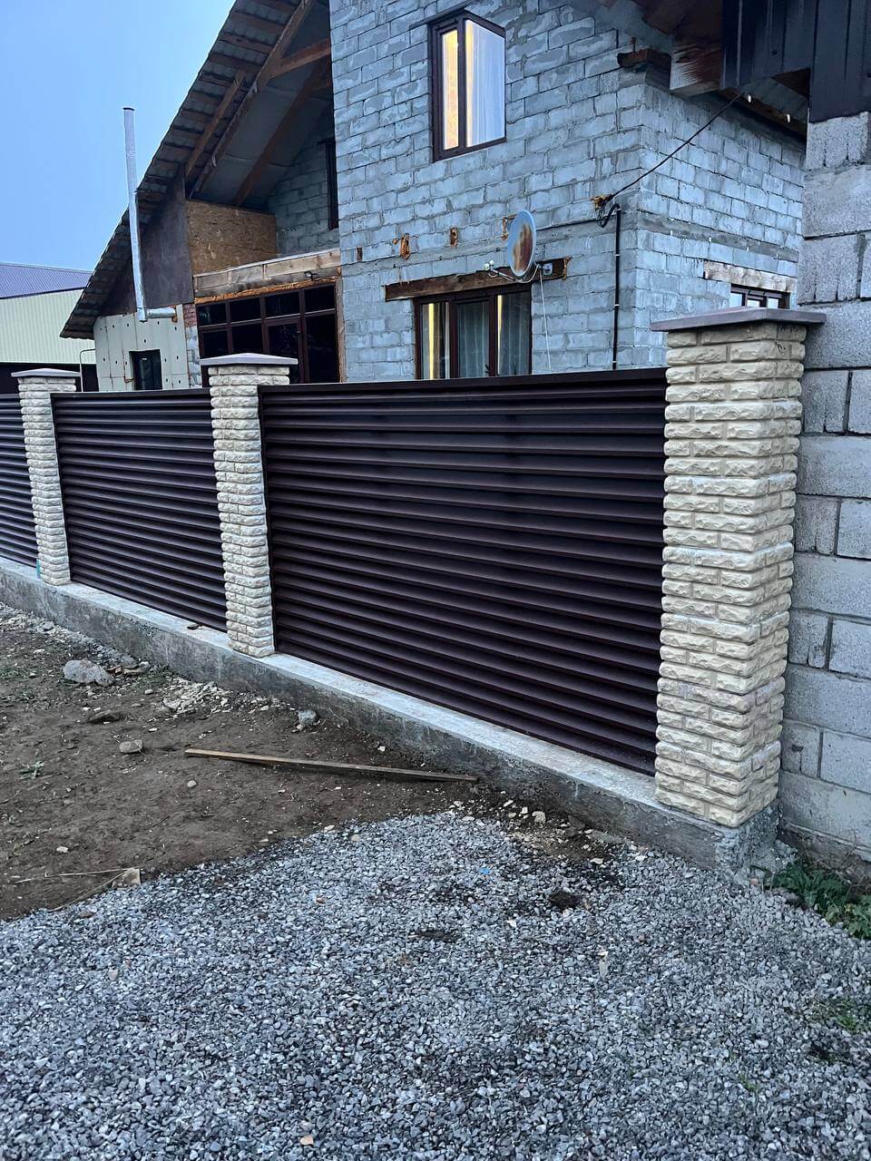 Забор-жалюзи из ламелей ЭКО-Z 18м RAL8017/8017 Шоколад двусторонний фото 2 в Сочи