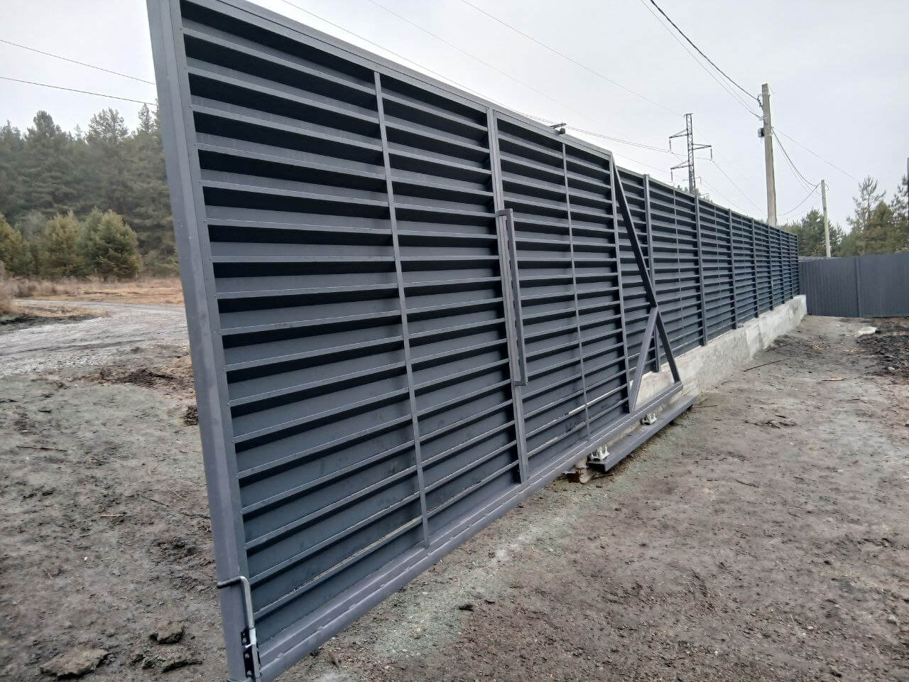 Забор-жалюзи из ламелей Хай-Тек 37м RAL7024/7024 Серый Графит двусторонний МАТТЕ фото 7 в Сочи