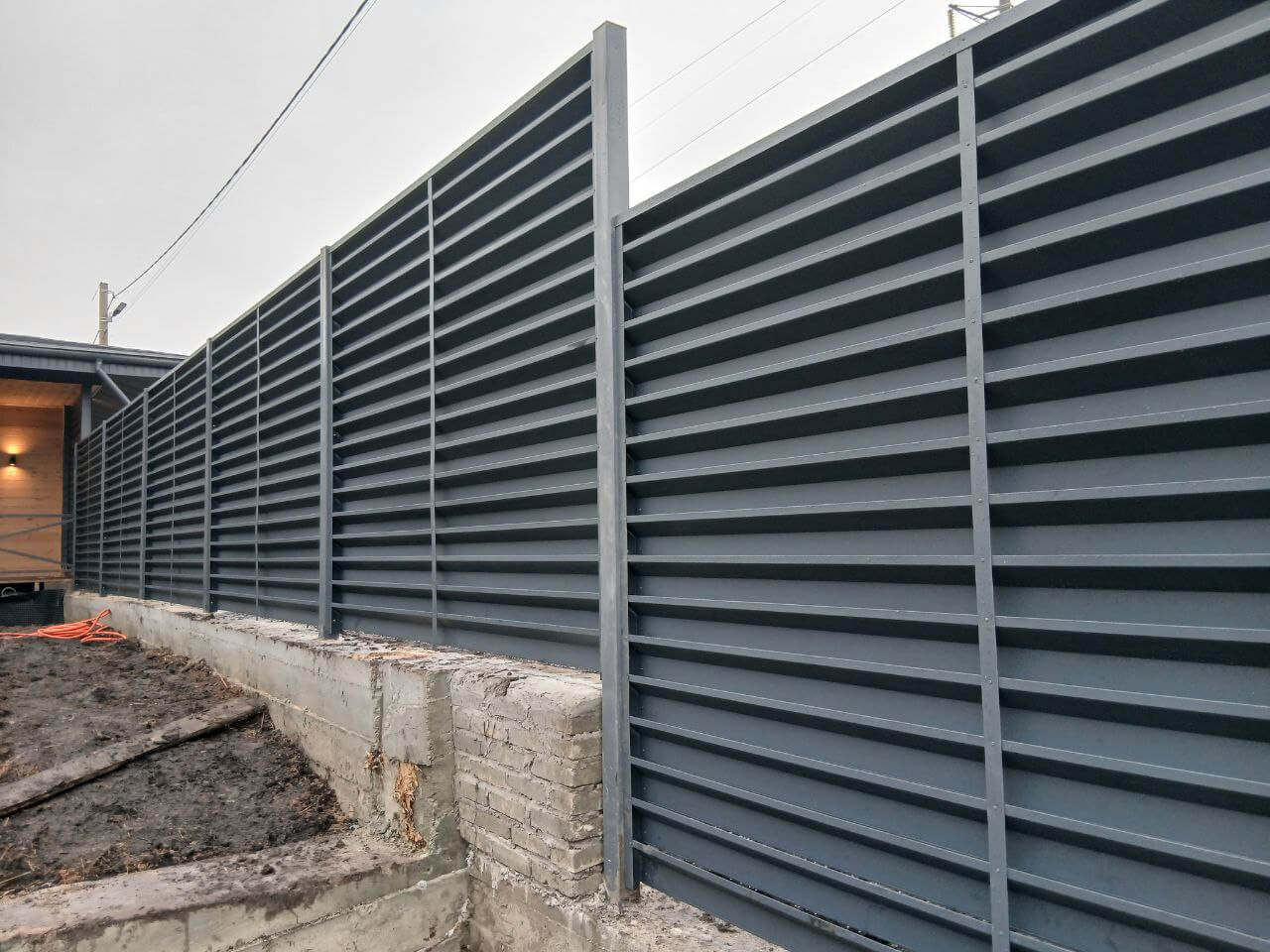 Забор-жалюзи из ламелей Хай-Тек 37м RAL7024/7024 Серый Графит двусторонний МАТТЕ фото 6 в Сочи