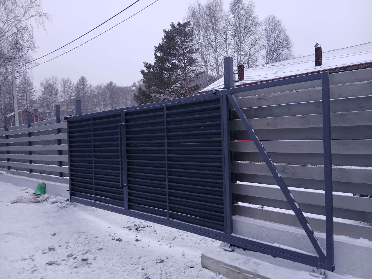 Входная группа из ламелей Хай-Тек RAL7024/7024 Серый Графит двусторонний МАТТЕ фото 4 в Сочи