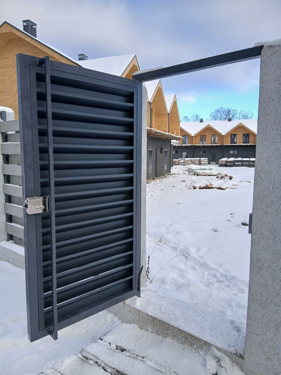 Входная группа из ламелей Хай-Тек RAL7024/7024 Серый Графит двусторонний МАТТЕ фото 21 в Сочи