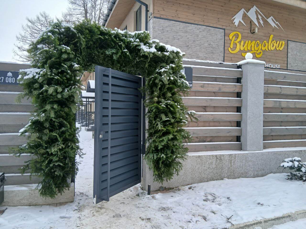 Входная группа из ламелей Хай-Тек RAL7024/7024 Серый Графит двусторонний МАТТЕ фото 15 в Сочи