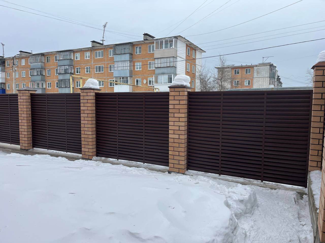 Забор-жалюзи из ламелей ЭКО-Z 87м RAL8017/8017 Шоколад двусторонний МАТТЕ фото 17 в Сочи