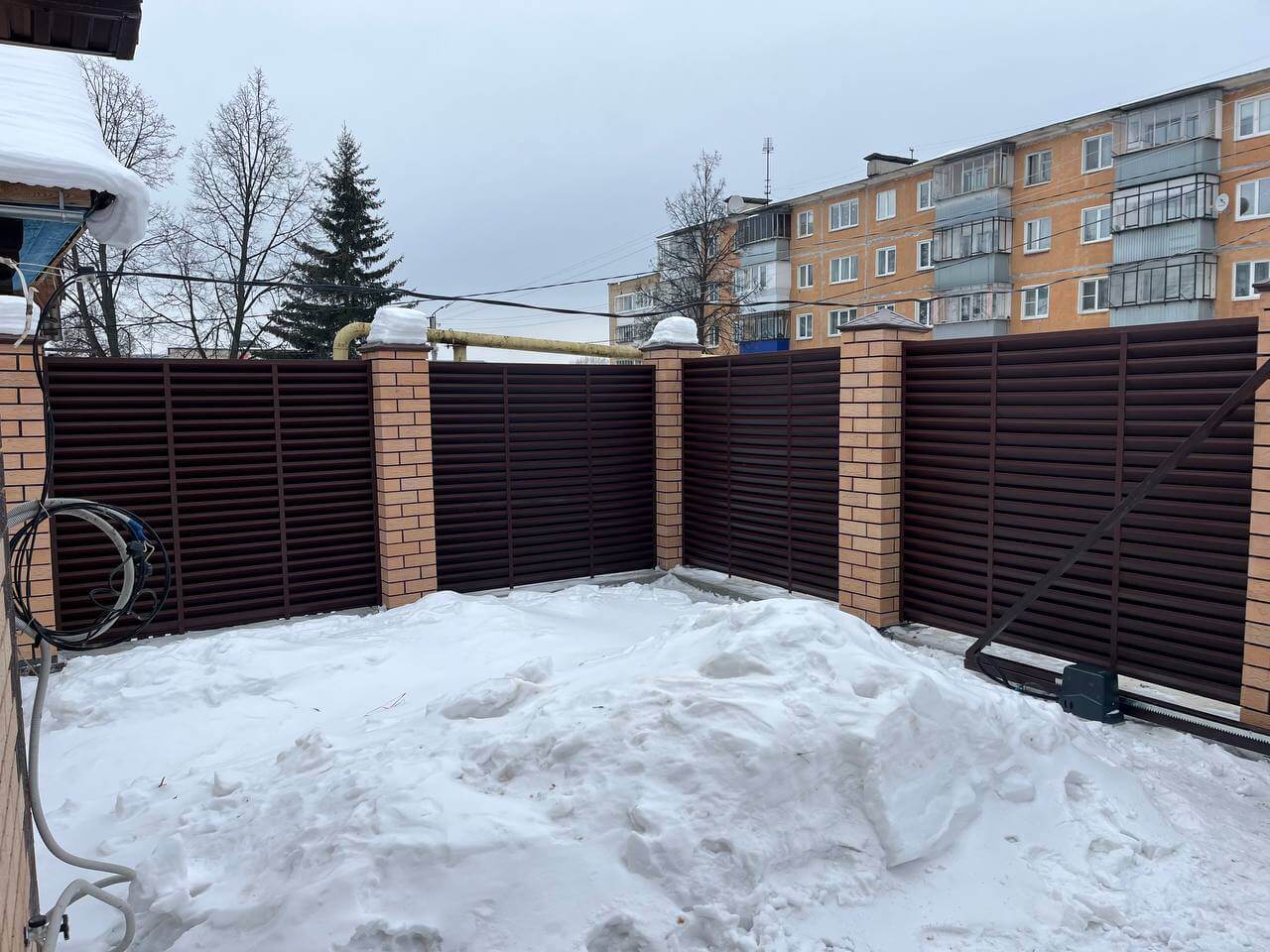 Забор-жалюзи из ламелей ЭКО-Z 87м RAL8017/8017 Шоколад двусторонний МАТТЕ фото 11 в Сочи