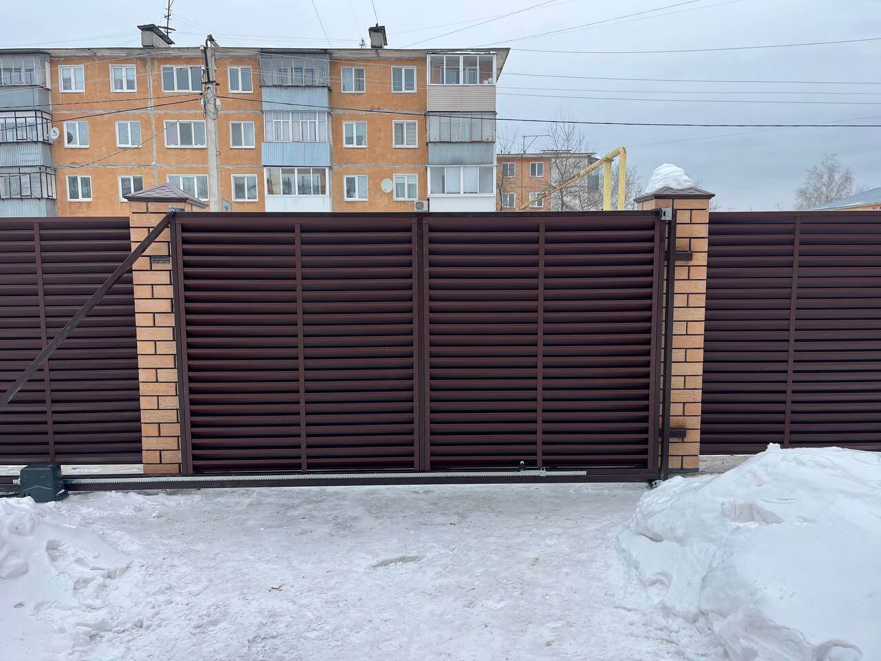 Забор-жалюзи из ламелей ЭКО-Z 87м RAL8017/8017 Шоколад двусторонний МАТТЕ фото 10 в Сочи