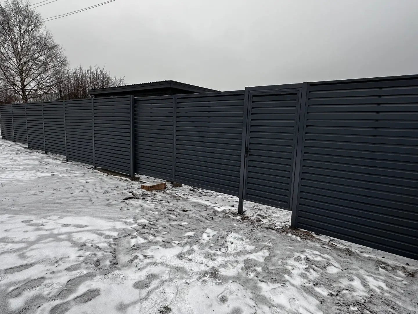 Забор-жалюзи из ламелей Хай-Тек 20м RAL7024/7024 Серый Графит двусторонний МАТТЕ фото 4 в Сочи
