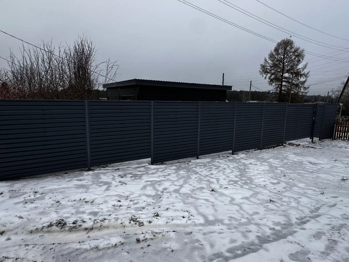 Забор-жалюзи из ламелей Хай-Тек 20м RAL7024/7024 Серый Графит двусторонний МАТТЕ фото 3 в Сочи