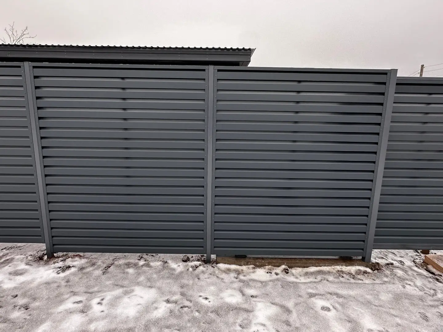 Забор-жалюзи из ламелей Хай-Тек 20м RAL7024/7024 Серый Графит двусторонний МАТТЕ фото 2 в Сочи