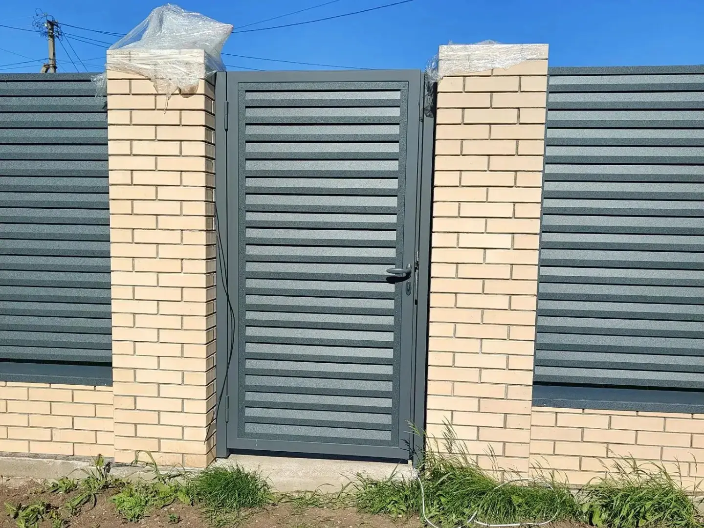 Забор-жалюзи из ламелей Реснички 16м RAL7024 Серый Графит Стальной Бархат фото 2 в Сочи