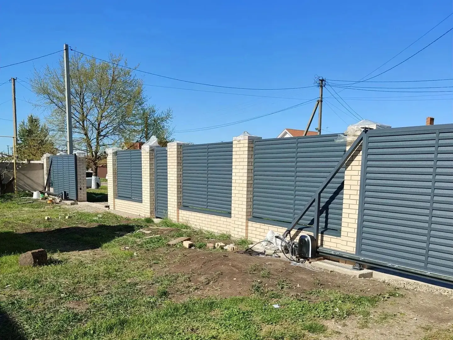 Забор-жалюзи из ламелей Реснички 16м RAL7024 Серый Графит Стальной Бархат фото 1 в Сочи