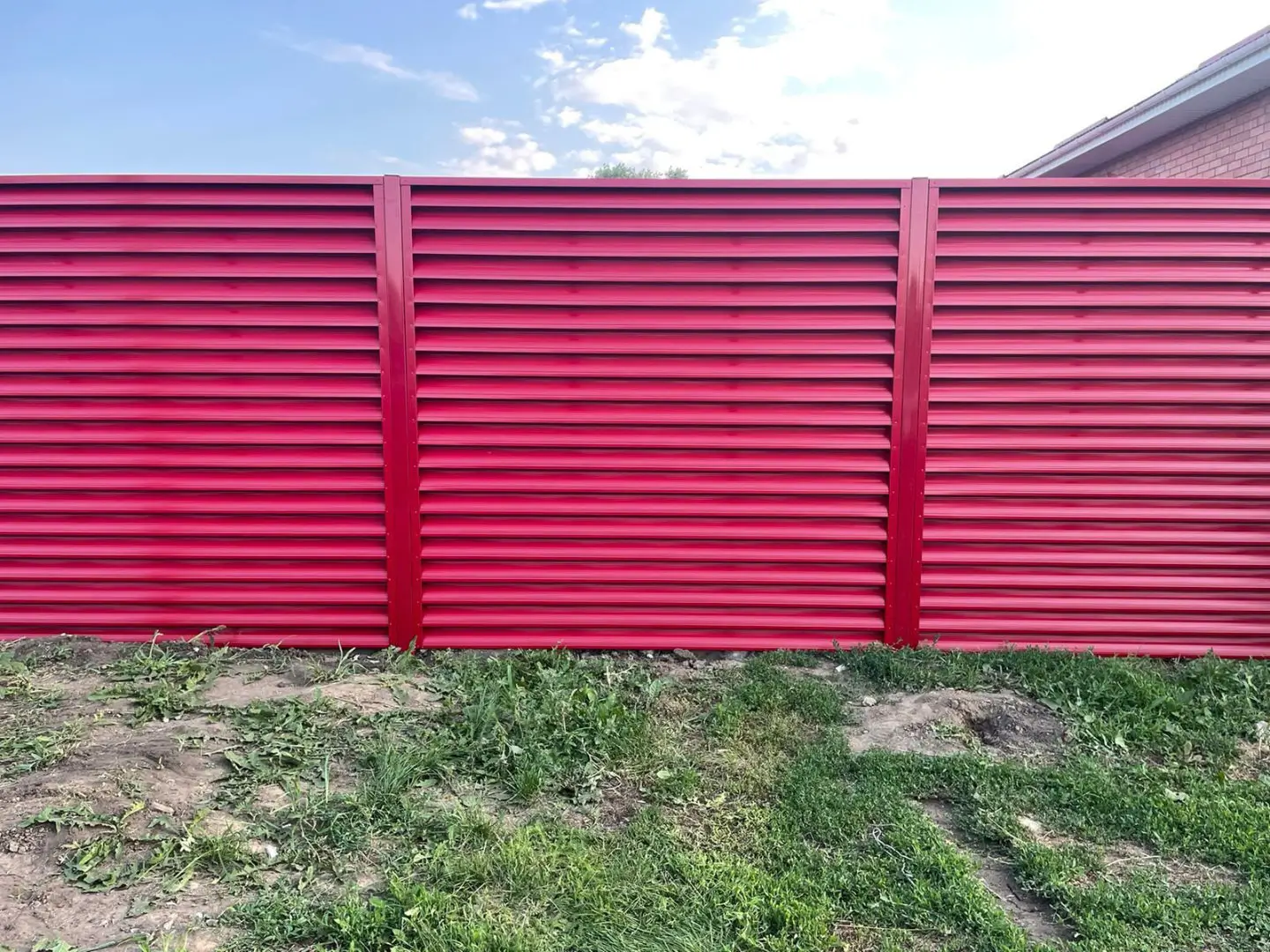 Забор-жалюзи из ламелей Еврожалюзи 24м RAL3003 Рубин в Сочи