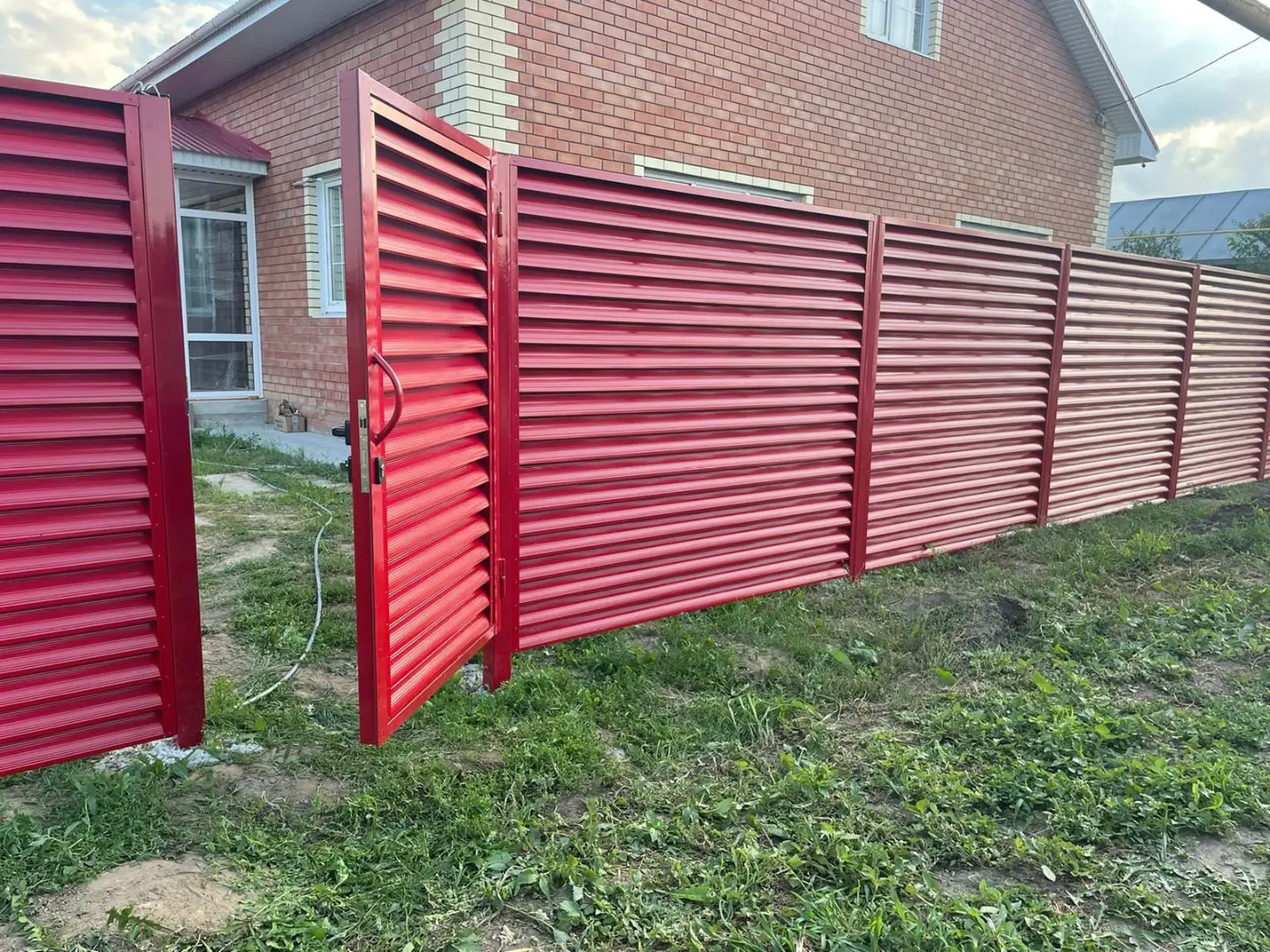 Забор-жалюзи из ламелей Еврожалюзи 24м RAL3003 Рубин фото 6 в Сочи