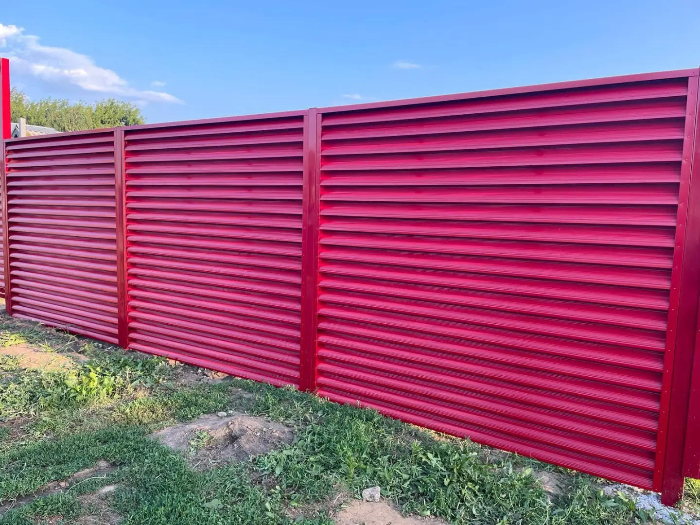Забор-жалюзи из ламелей Еврожалюзи 24м RAL3003 Рубин фото 2 в Сочи
